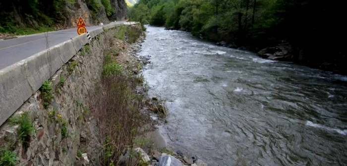 Cadavrul a fost găsit în apele Jiului. FOTO: Daniel Guţă. ADEVĂRUL.