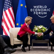 Trump si Ursula von der Leyen foto Profimedia jpg