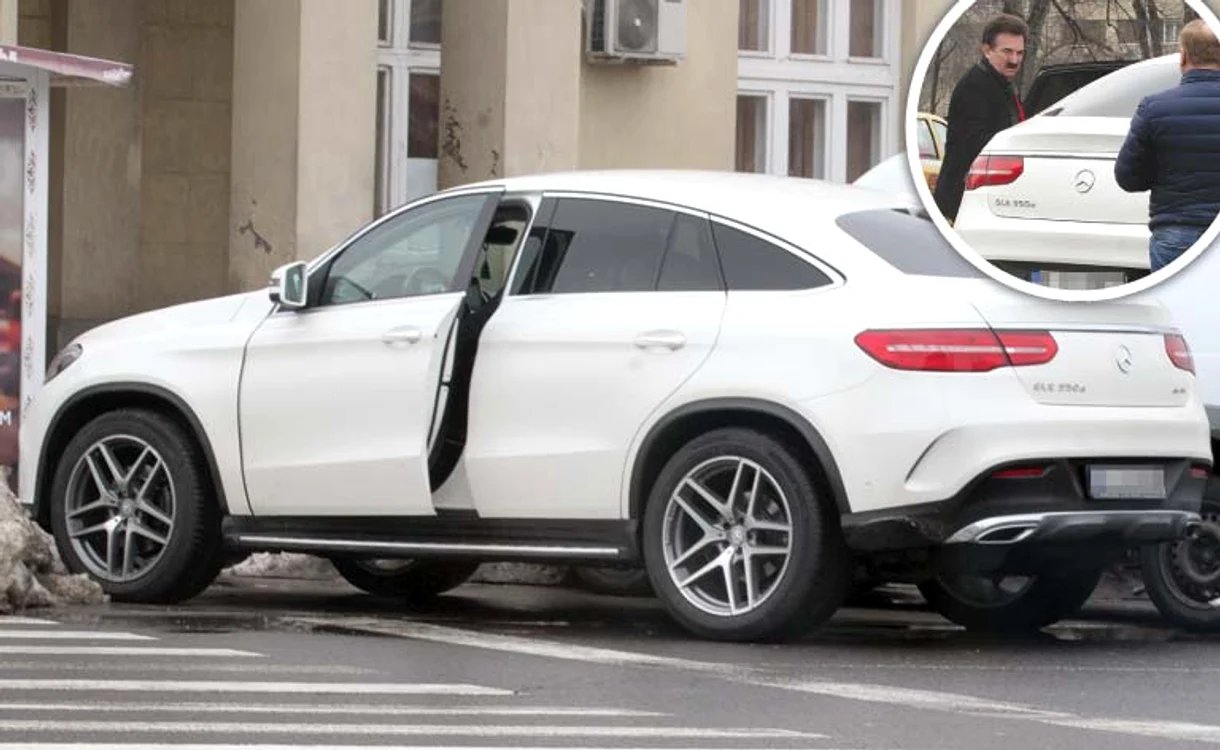 Cântăreţii de muzică populară se întrec în bolizi de lux, dovadă că se câştigă bine la nunţi şi botezuri