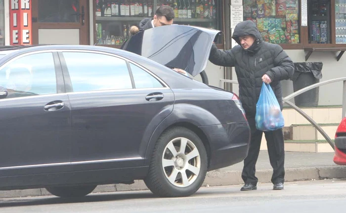 Bodyguarzii au așezat cu grijă pungile cu târguieli, în portbagajul mașinii