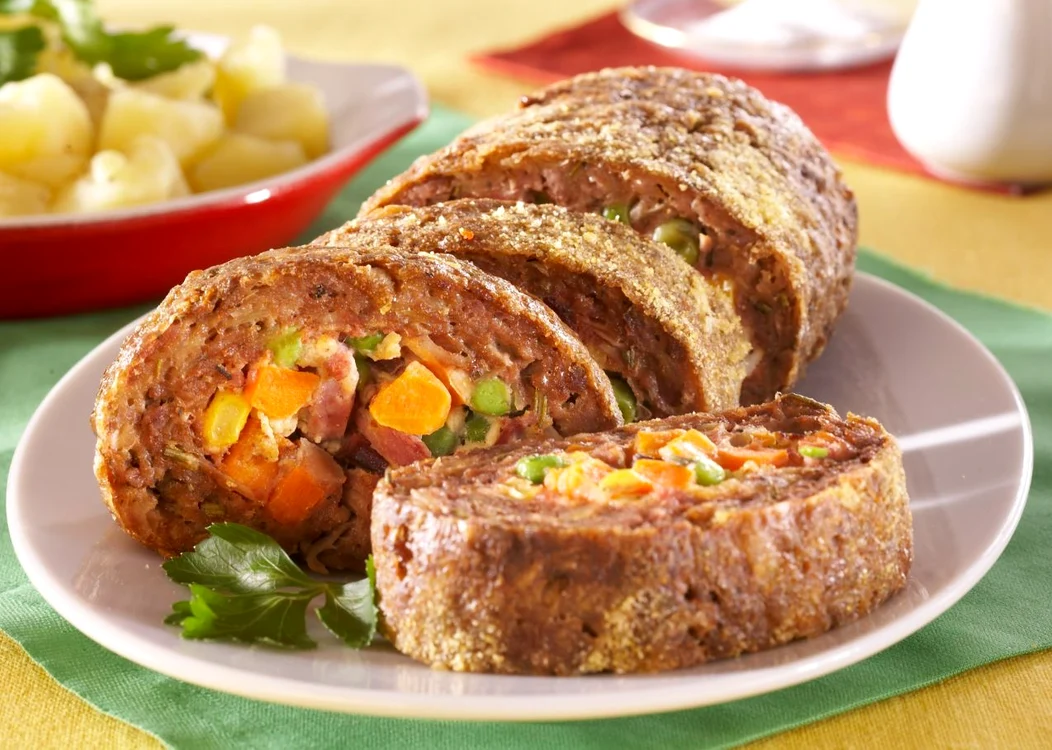 Rulada de carne tocata cu legume jpeg