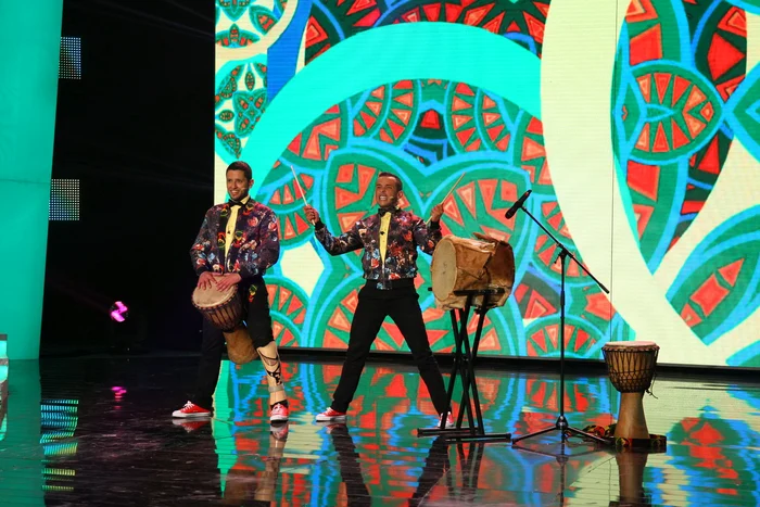 Los Hermanos Dinamita, cântăreţi