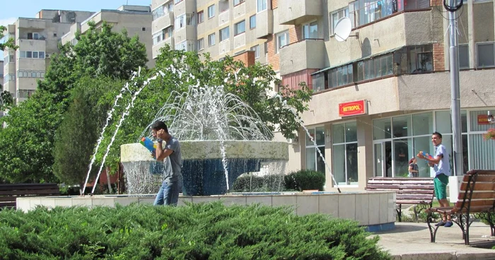 Fântâna arteziană îi mai răcoreşte pe cei care au curajul să se plimbe pe centru