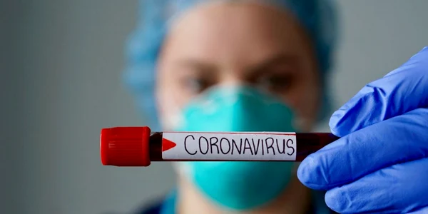 Român cu covid-19