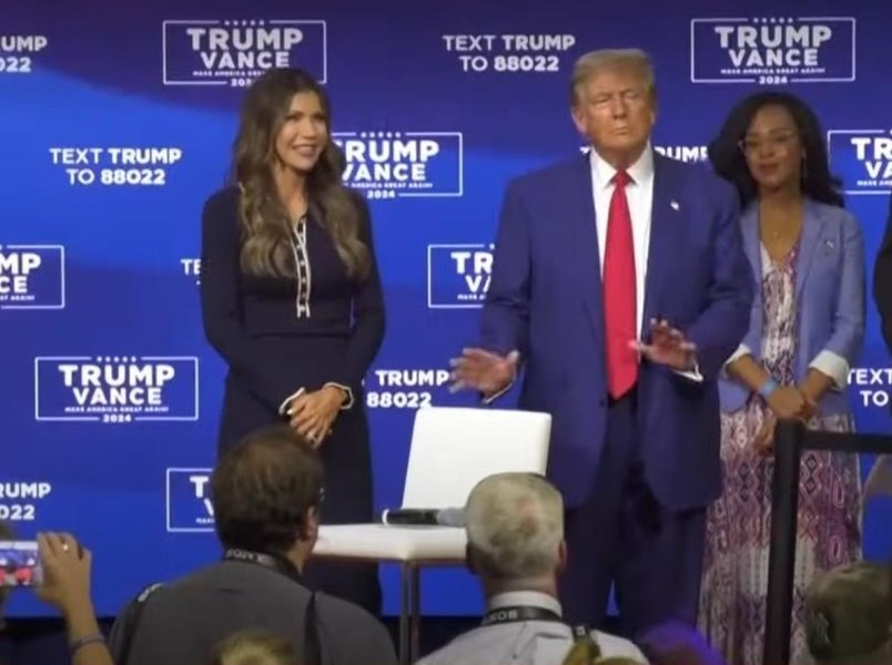 Donald Trump a pus muzică şi a dansat la un miting electoral, după ce doi susţinători au leşinat în sală