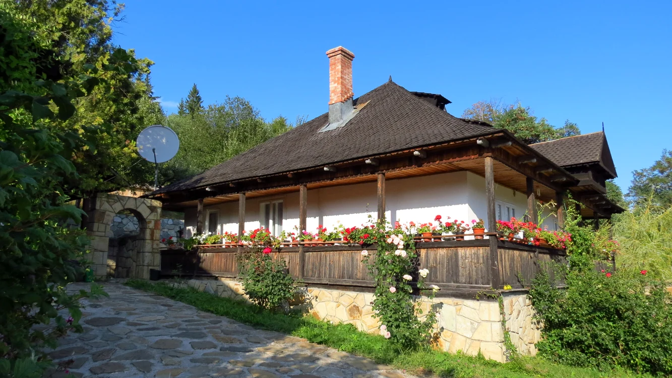 Modele de case cu cerdac - materialele naturale conferă un aer elegant şi primitor acestor case tradiţionale