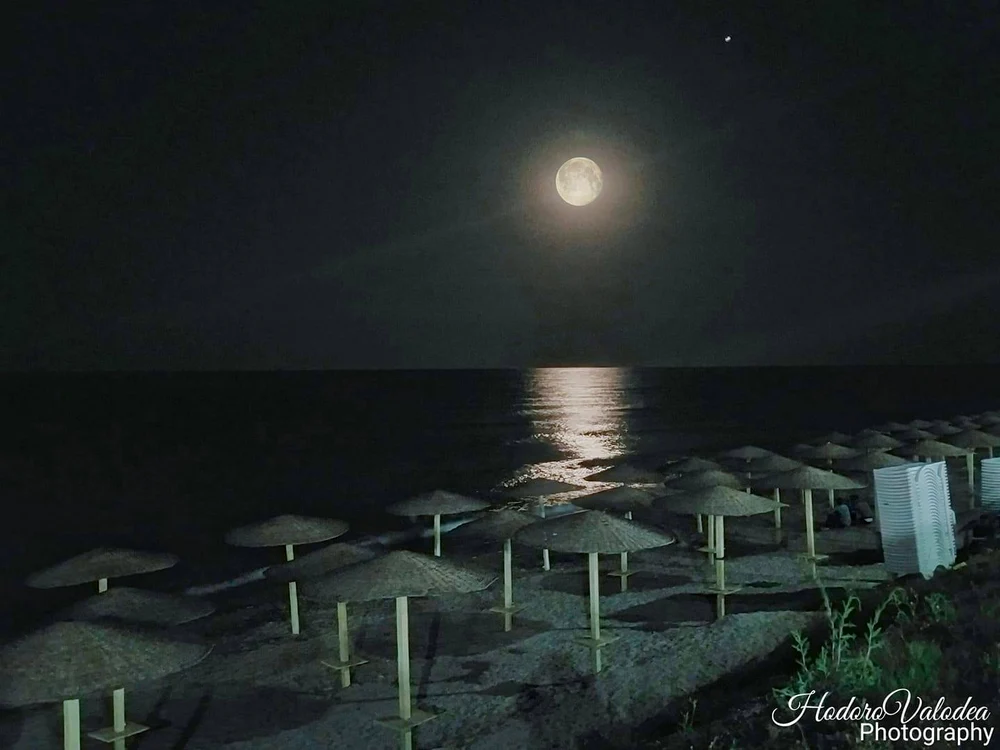 
    Doar Luna și farurile mașinilor  mai luminau stațiuneaFoto: Andreea Vachiu  