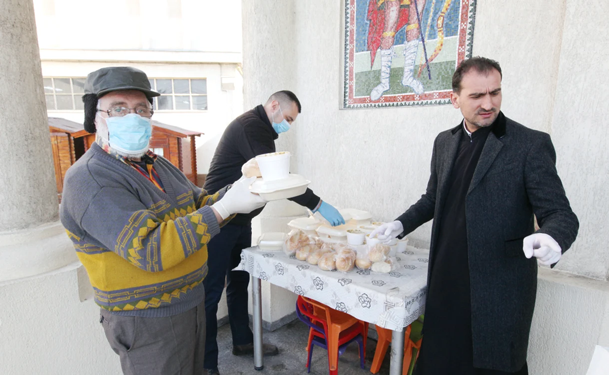 
    Părintele Vasile Bărbanu e responsabil cu această acțiuneFoto: Sever Gheorghe  