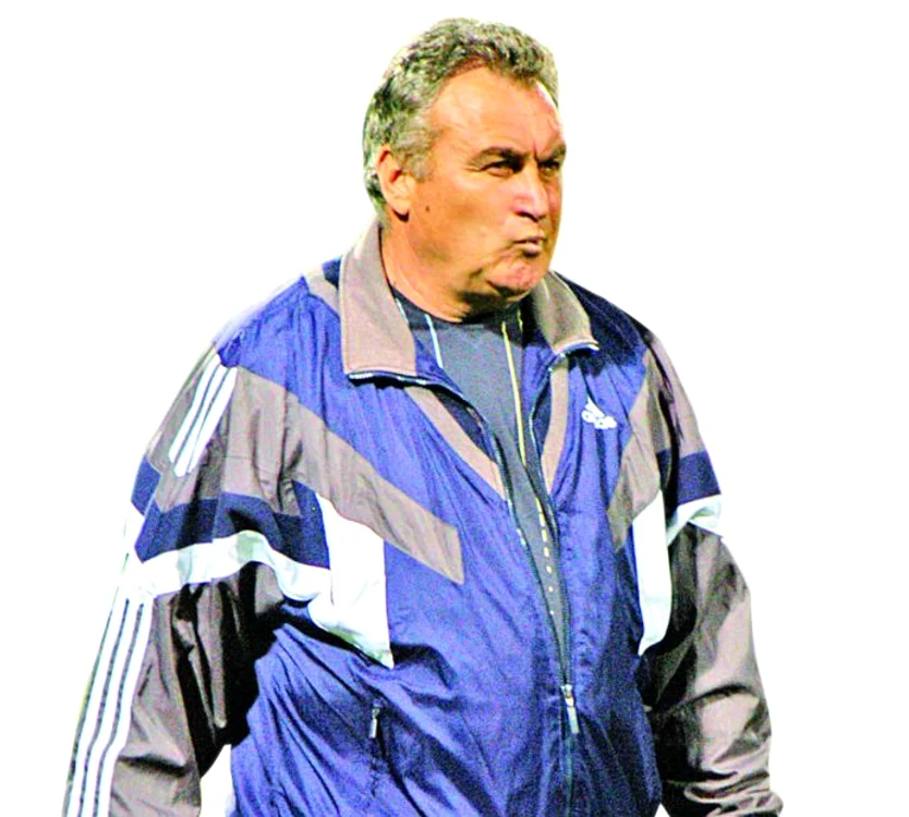 
    Pe lângă Gloria Bistriţa, Cârstea a mai antrenat FC Argeş, Dacia Piteşti, FC Olt, Chimia Rm. Vâlcea, Unirea Alba Iulia şi Gloria Buzău  