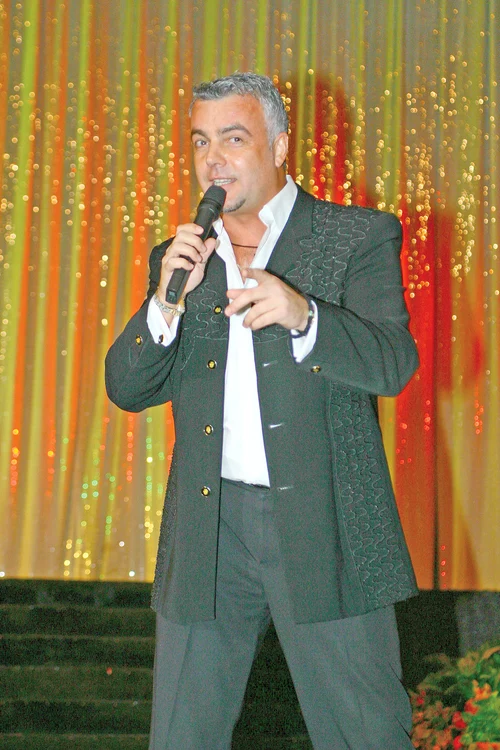 
    Adrian Enache  va cânta pentru toţi  turiştii de pe Litoral,  în spectacolele de  la teatrele de vară  