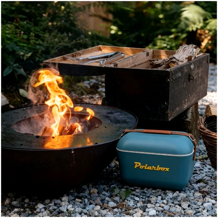 Polarbox lângă un foc de tabără, utilizat pentru camping și ieșiri în natură Foto eMAG