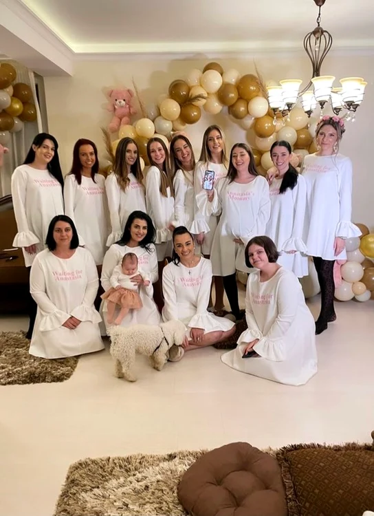 Nicole Cherry a fost surprinsă de prietenele eifoto: Instagram