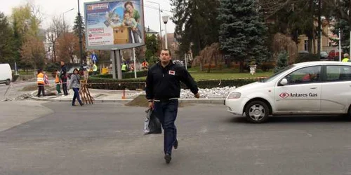 Pietonii au probleme la traversarea sensurilor giratorii 