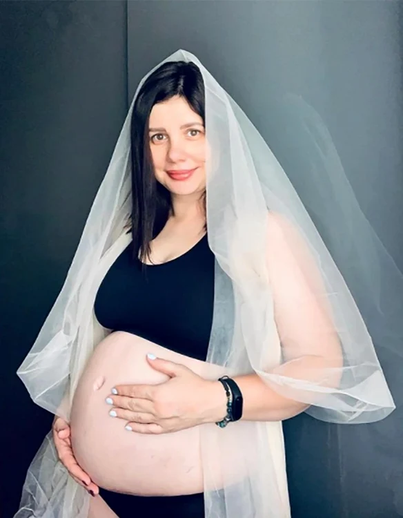 La scurt timp  după nuntă,  a anunţat că  e gravidă 