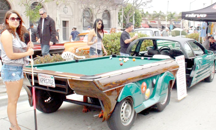 
    O maşină Chevrolet Monte  Carlo a fost transformată într-o  masă de biliard mobilă  