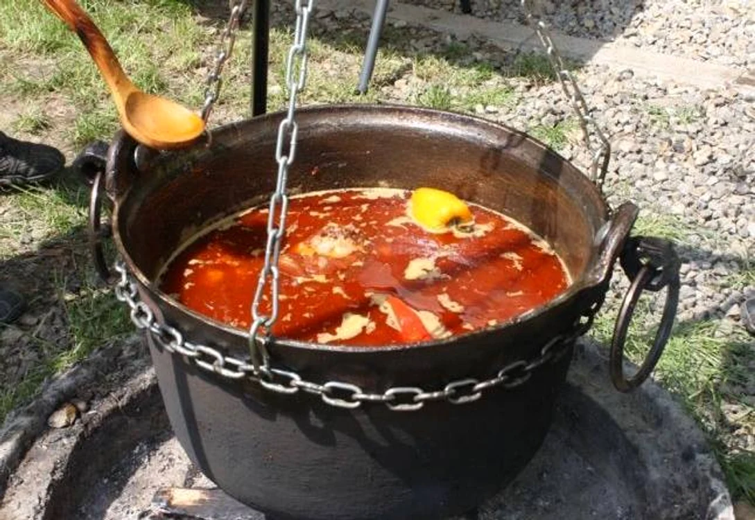 
    Borșul de pește preparat la cazan face deliciul vizitatorilor, la Expo Fishing Mania   