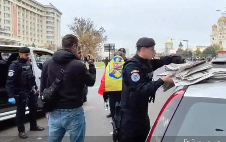 Ziare cu conținut fascist, distribuite în București, în zona Catedralei Naționale. Jandarmii l-au săltat pe bărbatul care le împărțea