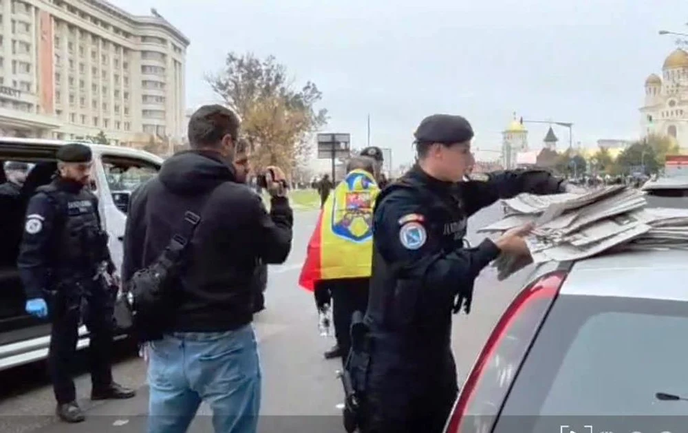 Ziare cu conținut fascist, distribuite în București, în zona Catedralei Naționale. Jandarmii l-au săltat pe bărbatul care le împărțea