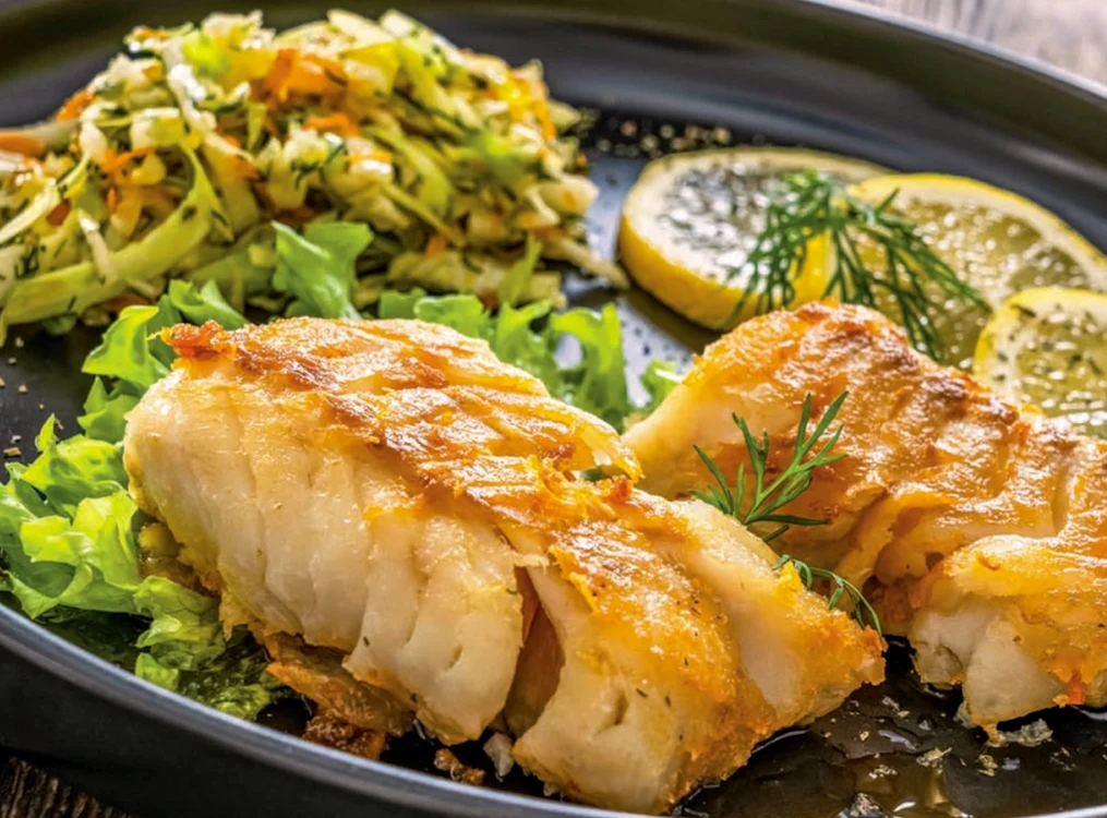 Fileuri de cod cu salată de varză