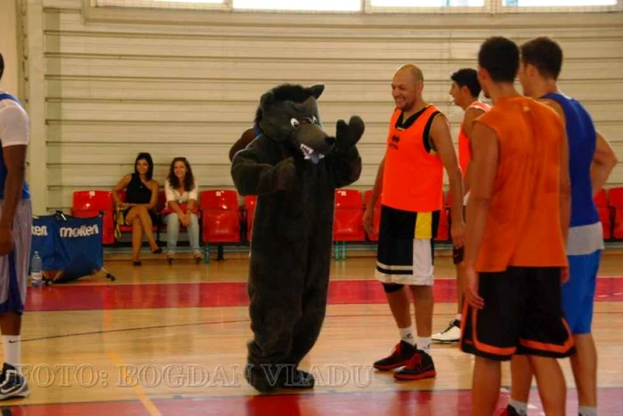 Mascota "Wolfie" promite spectacol (foto: Bogdan Vladu)