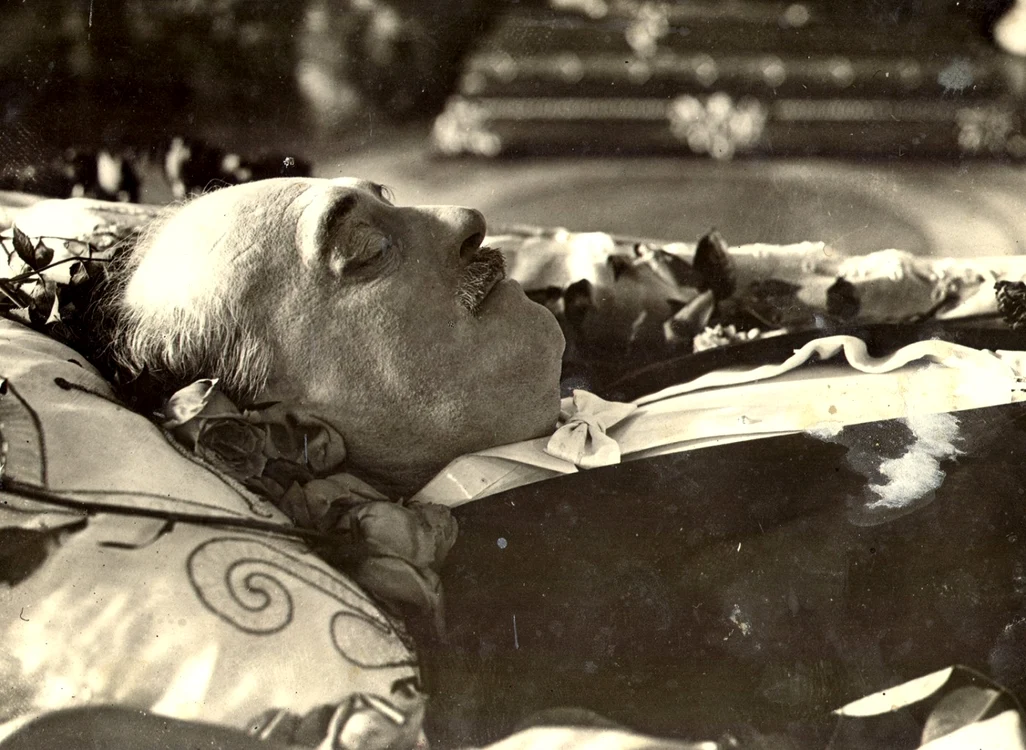 IG Duca pe catafalc după asasinarea sa în 1933 - Imagine de colecţie 