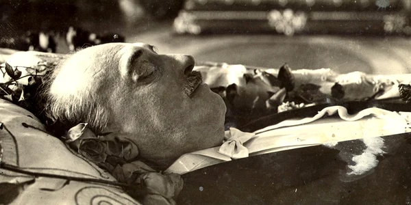 IG Duca pe catafalc după asasinarea sa în 1933 în Gara Sinaia - Imagine de colecţie Foto Adevărul - credit Florin Epure