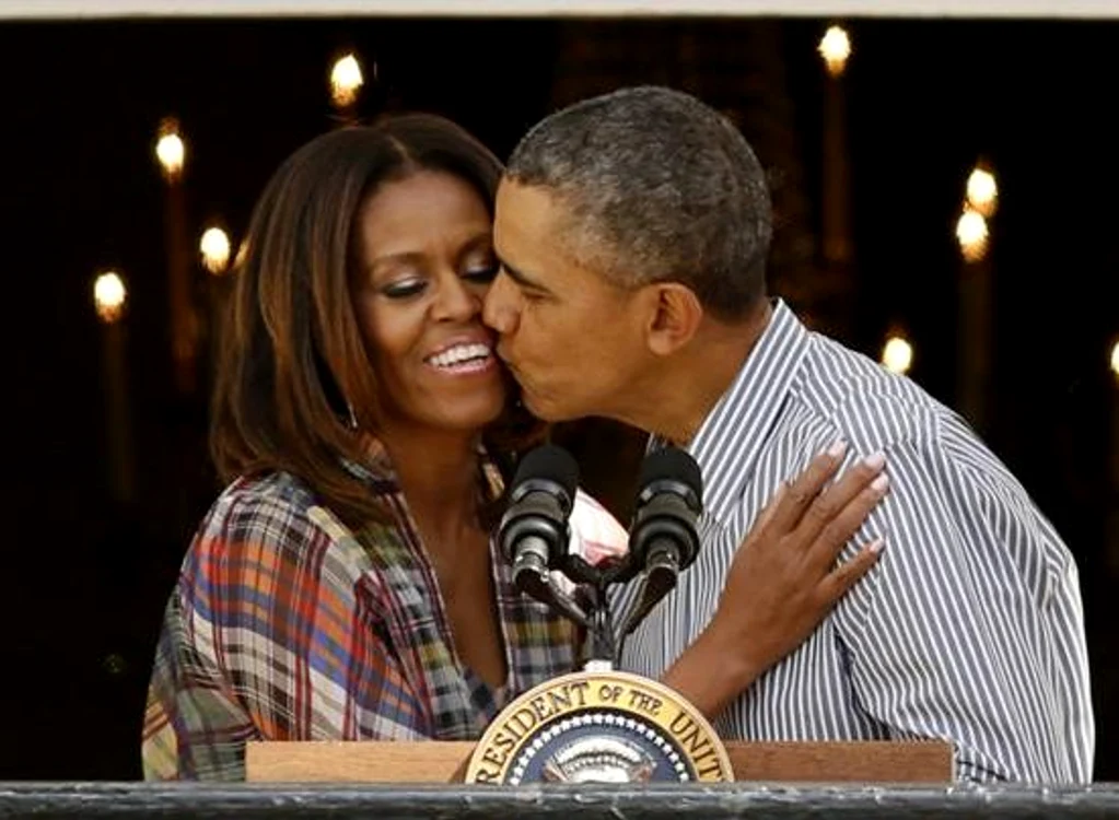 
    Barack Obama şi Michelle transmit prin sărutul lor că mariajul lor este solid, în ciuda zvonurilor răutăcioase. (Foto: Reuters)  