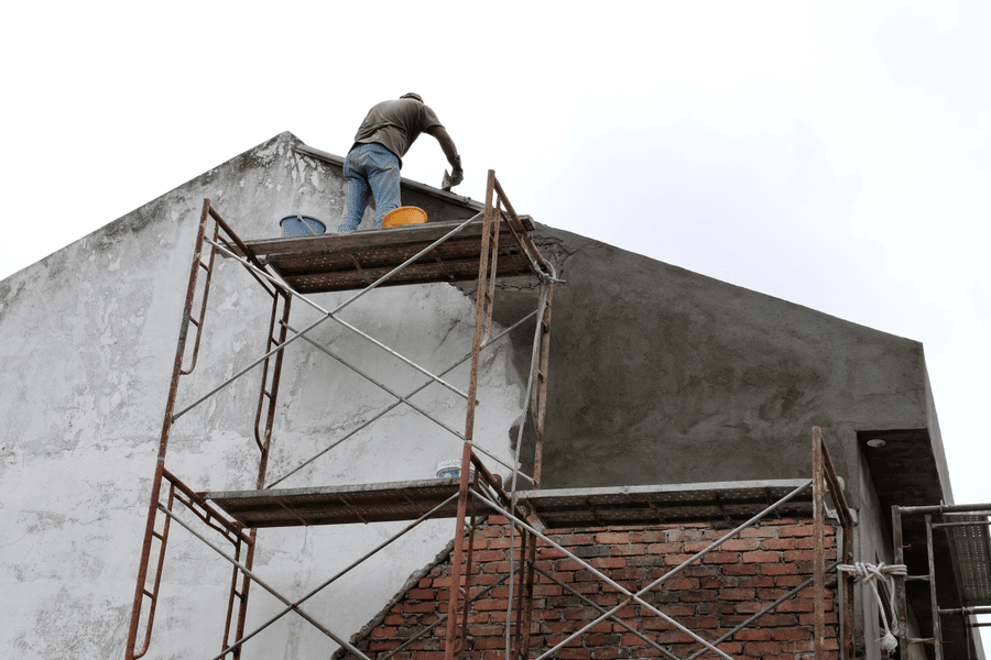 Soluțiile originale prin care românii pot să își ridice o casă mai ieftină. „Acum așteptăm montarea lor”