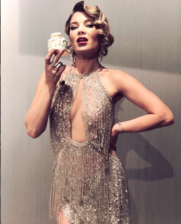 Gina Pistol infrumusetare png