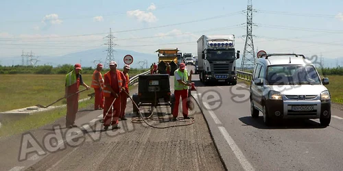 Lucrările au îngreunat traficul pe ocolitoarea Braşovului. Foto: Bogdan Crăciun