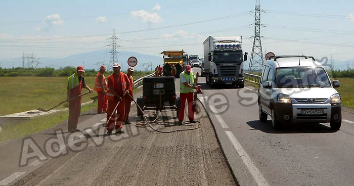 Lucrările au îngreunat traficul pe ocolitoarea Braşovului. Foto: Bogdan Crăciun