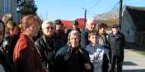 Enoriașii s-au adunat în fața bisericii și au refuzat să îl lase pe preotul trimis de episcopie să slujească. 