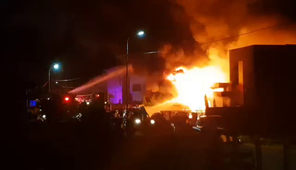 EXCLUSIV | Un BMW de 135.000 de euro a ars în garaj. Câinele care l-a salvat pe proprietar a murit în incendiu | VIDEO