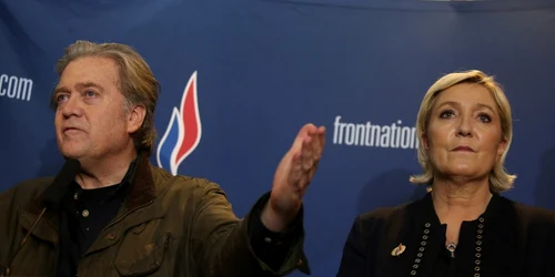 Steve Bannon si liderul extremei drepte franceze Marine Le Pen FOTO EPA-EFE