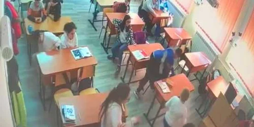 Bataie copii elevi in sala de clasa capturi dupa video