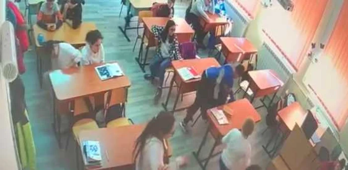 Bataie copii elevi in sala de clasa capturi dupa video