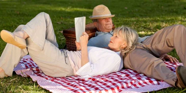 Pensionari in parc se relaxeaza FOTO 123 RF 