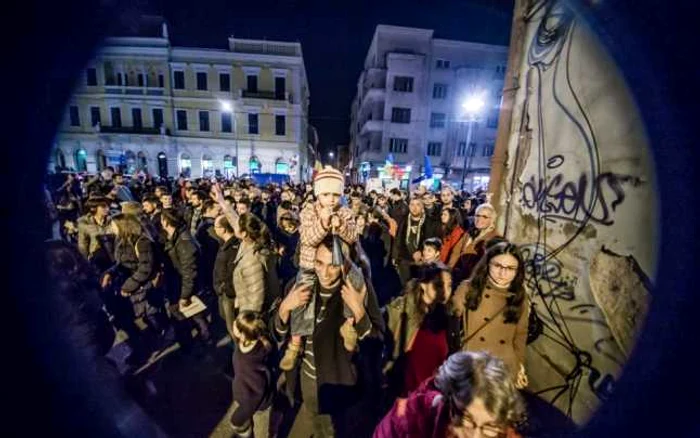 Mii de clujeni au ieşit, sâmbătă, în stradă pentru a susţine draptul la vot în Diasporă. FOTO: Andrei Dăscălescu - facebook.com/andrei.dascalescu