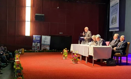 Ovidiu Bojor (dreapta), la lansarea cărţii sale jpeg