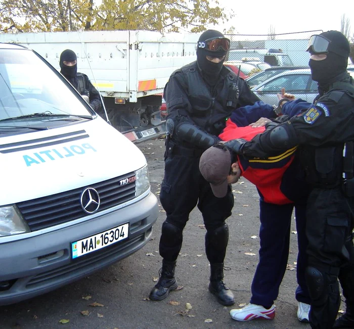 Suspectul a fost reţinut şi arrestat în cele din urmă. FOTO ARHIVĂ: