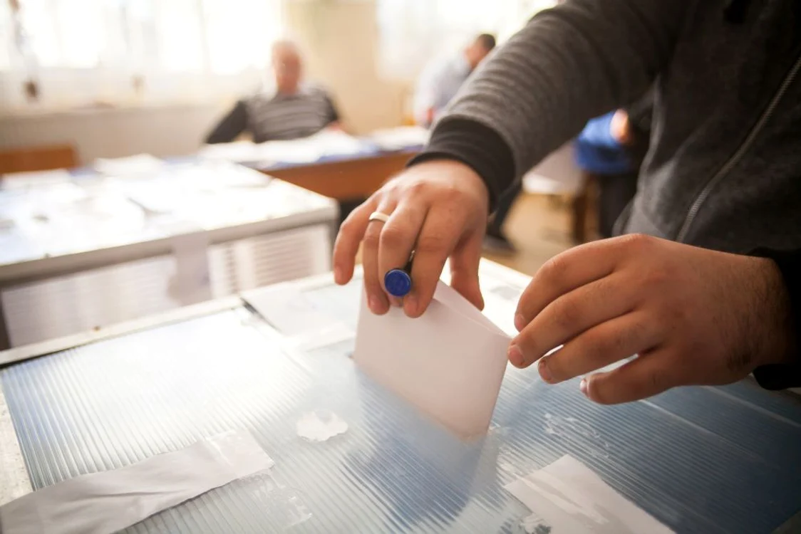 
    Diaspora a votat masiv partidul Alianța pentru Unirea Românilor, un partid extremist-naționalistSursa foto: Adevărul  