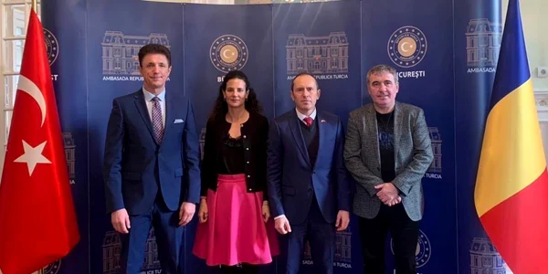Hagi si popescu la ambasada turciei jpg