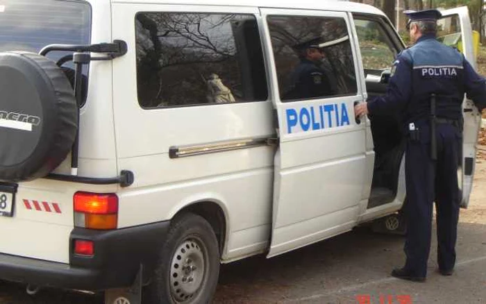 Poliţişti în misiune. FOTO: NICOLETA BUTNARU