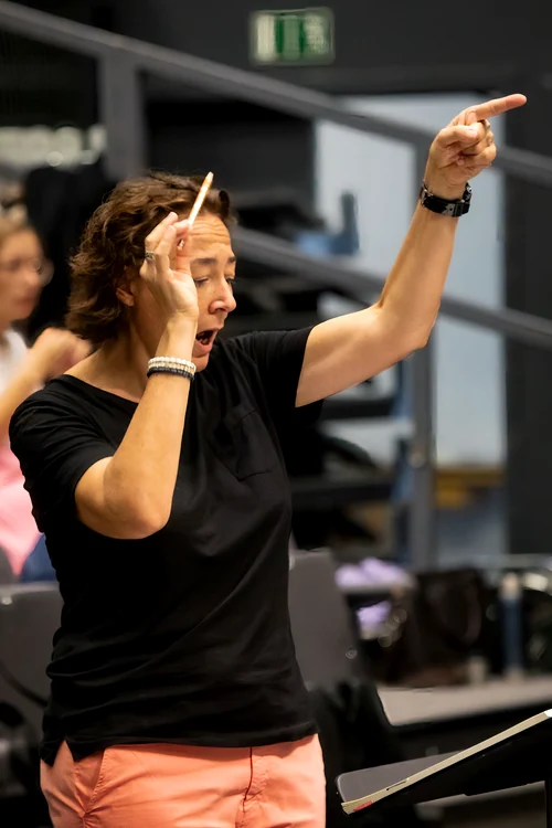 Nathalie Stutzmann în repetiție, foto © Copyright Hugo Segers