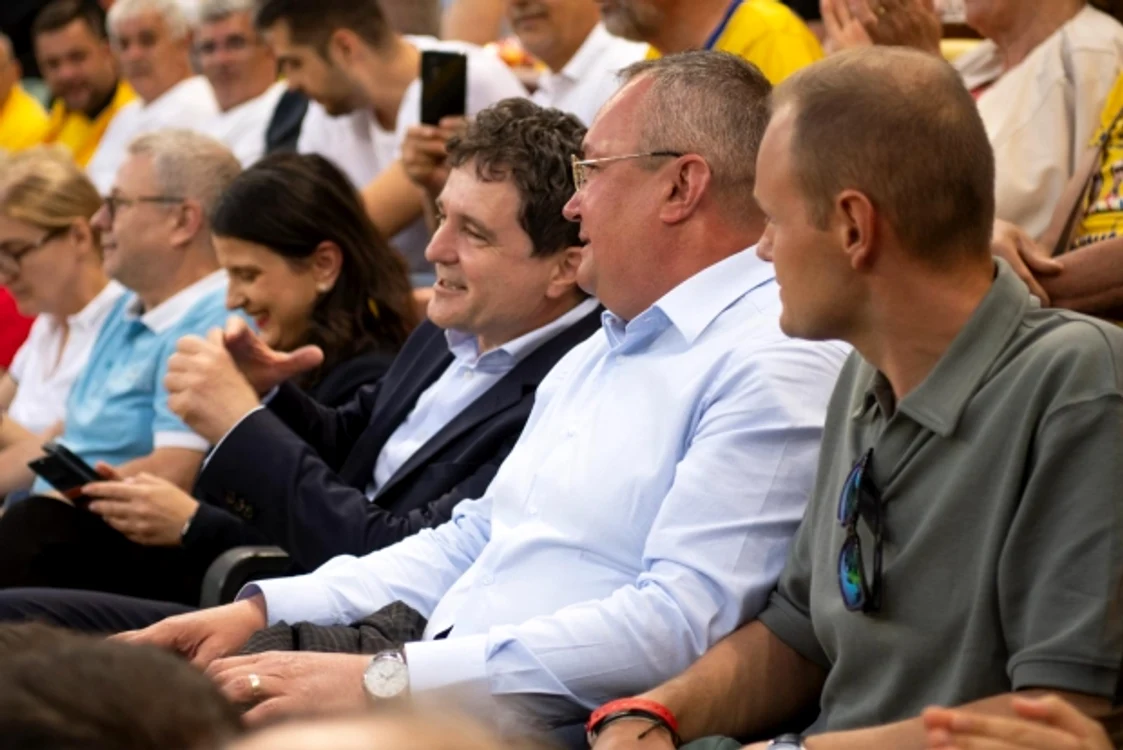 Nicolae Ciucă, alături de Nicușor Dan, la meciul de retragere al Generației de Aur Foto Stiripesurse