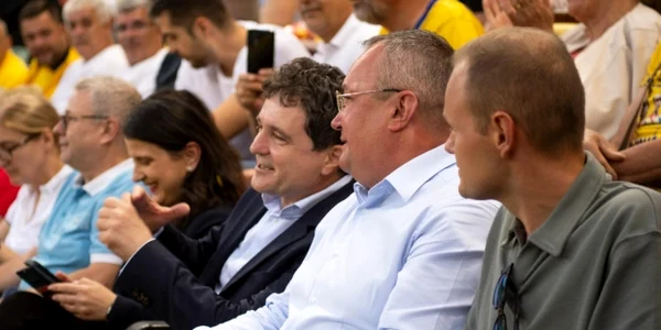 Liderul PNL, Nicolae Ciucă, alături de primarul General al Capitalei, Nicușor Dan, la meciul de retragere al Generației de Aur Foto: Stiripesurse.ro