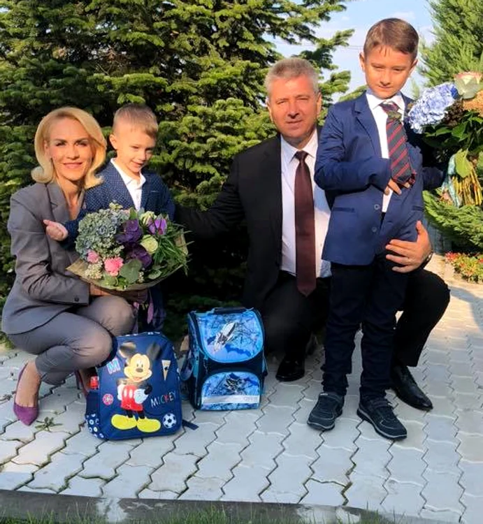 
    Gabriela Firea şi Floretin Pandele şi-au condus fiii în prima zi de grădiniţă, respectiv şcoala Foto:Arhivă personală  