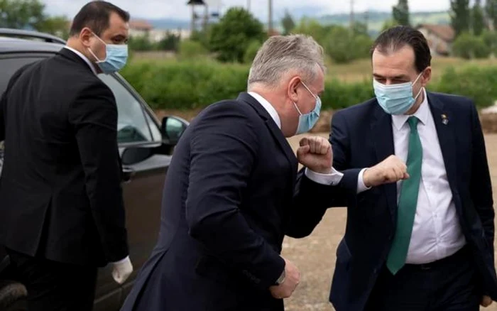 Lucian Bode şi Ludovic Orban se salută cordial-pandemic