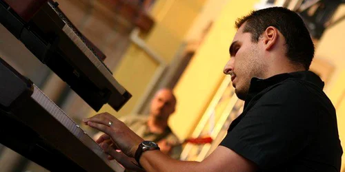 Teodor Pop face parte din trupa JazzyBIT