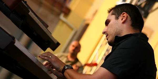 Teodor Pop face parte din trupa JazzyBIT